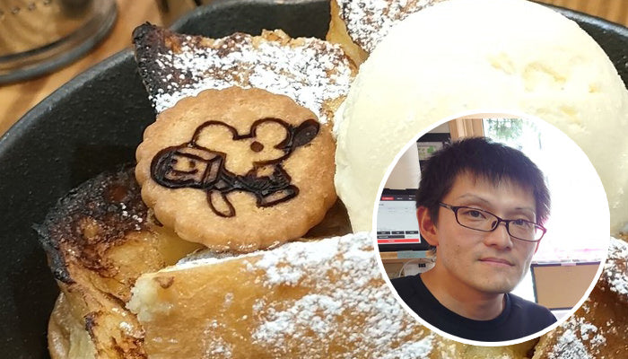 バンズやスイーツに乗せるクラッカーやビスケットにロゴの焼印をしてい