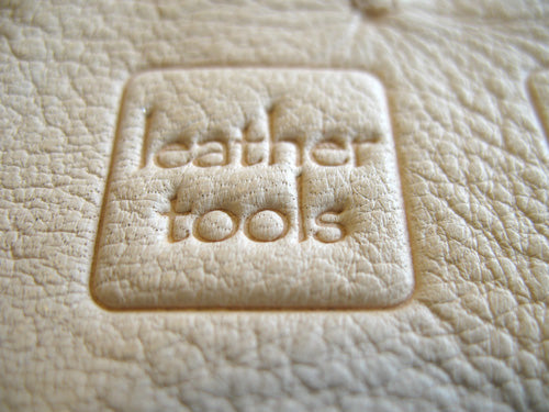 3種類の革にエンボス加工。ホットスタンプ(箔押し機)で無料試し押し。