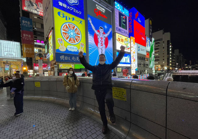 ミナミの店長おかどめ。おなじみのグリコポーズで記念撮影