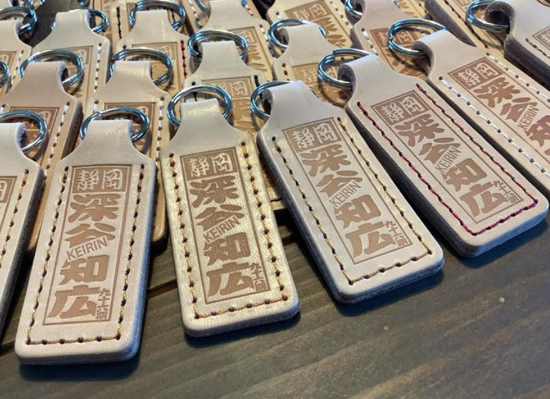 キーホルダーへのロゴ焼印！日本の革職人はやっぱり凄い！