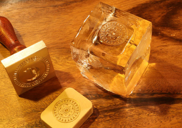 エンボス（浮き彫り）加工で立体的なロゴ入れ加工