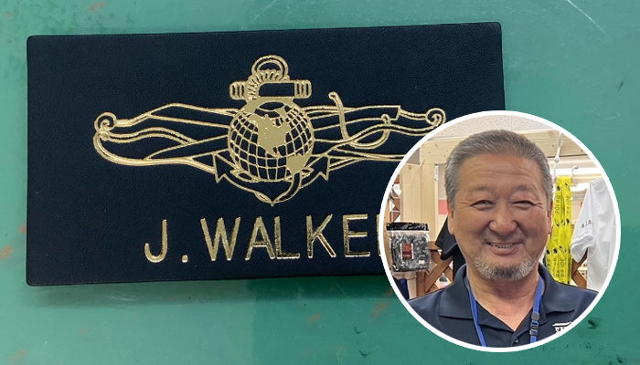 自衛隊基地内の売店で革製のネームタグにロゴや名入れの箔押しサービス