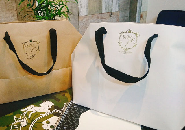 わずかなスペースでロゴ入れ加工ができる箔押し機