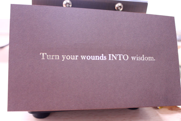 【日めくり名言シリーズ】Turn your wounds into wisdom.