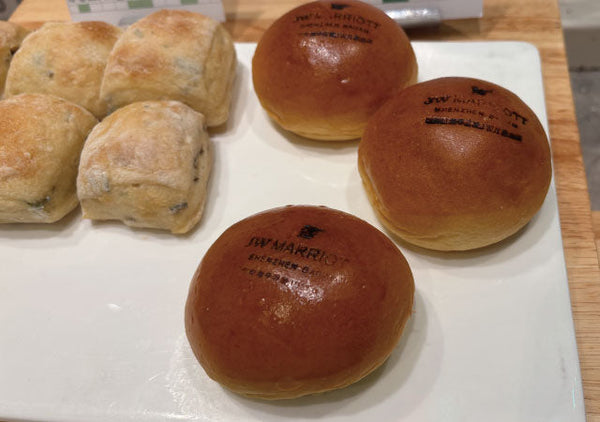 パンにホテル名が焼き印されている！