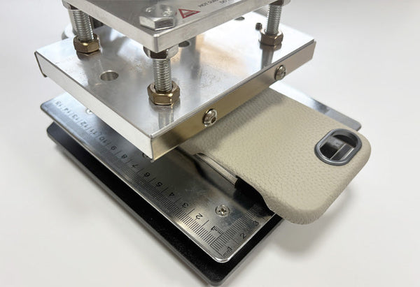 【事例紹介】革製スマホケース・イヤホンケースへの箔押し加工の可能性を徹底検証！