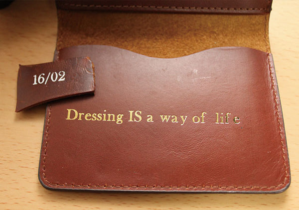 【カードケースに箔押し】Dressing is a way of life.  服装は生き方である
