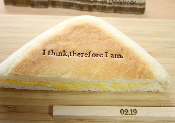 【パンに焼印】I think, therefore I am.　我思う、故に我あり。