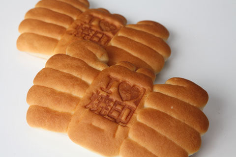 パンに焼印でカンタンにロゴをいれる。かにぱん。