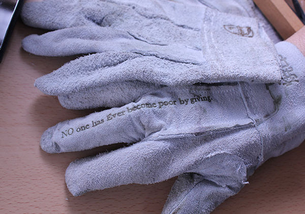 【日めくり名言シリーズ】手袋にメッセージの焼印をいれる！床革（牛）