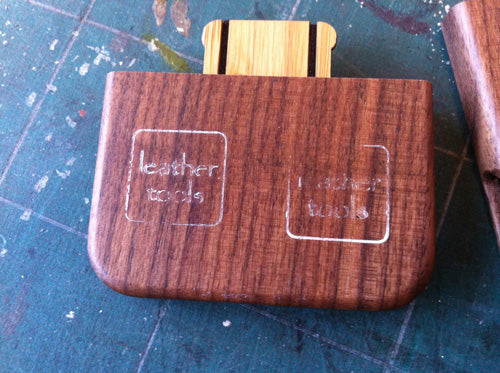 木製iphoneケースに箔押しと焼印試してみました。